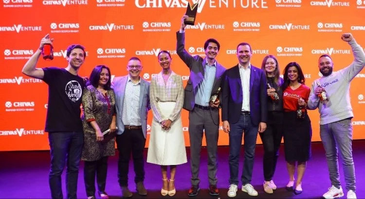 Emprendedores de impacto celebran juntos en un escenario