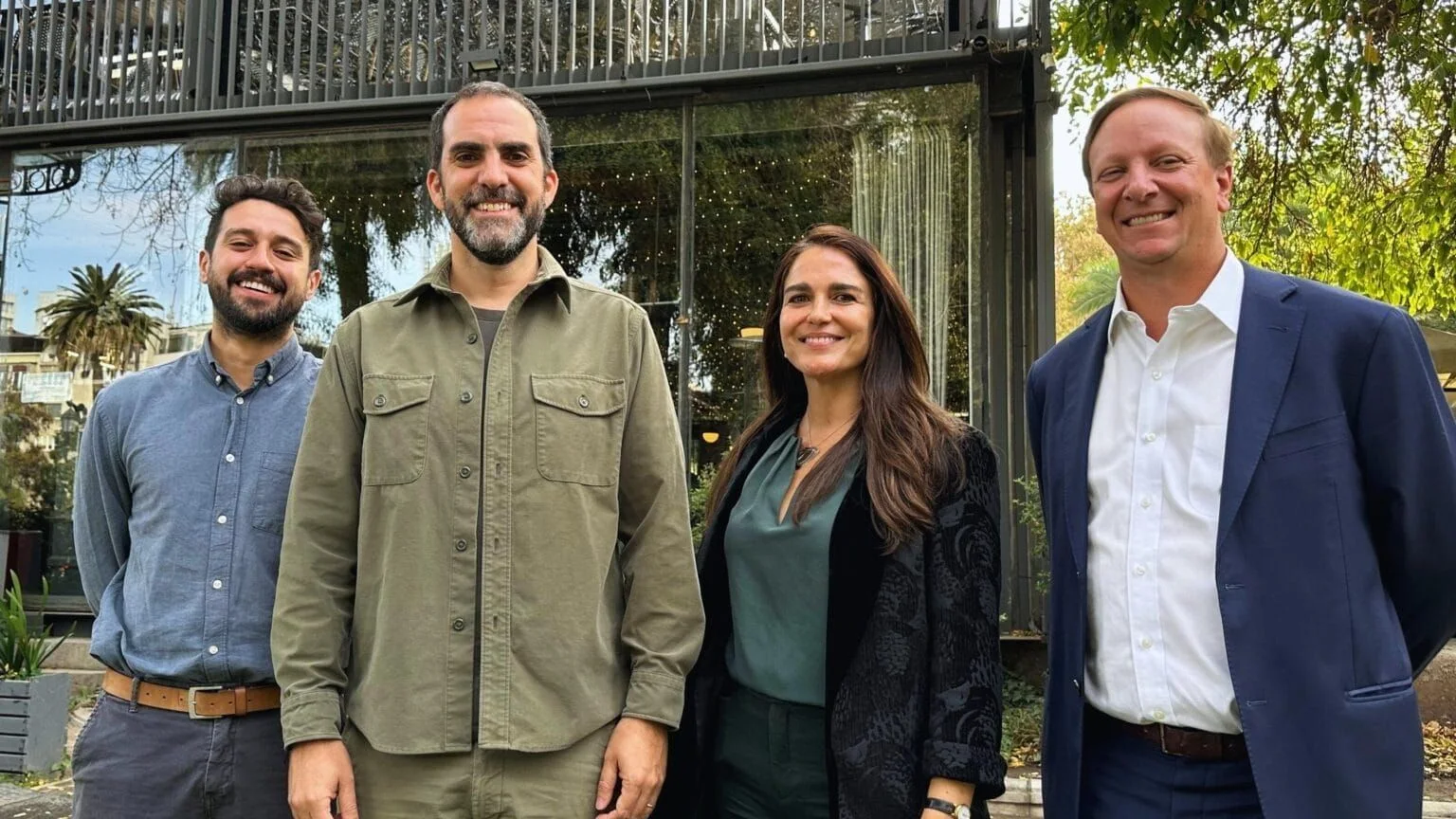 Equipo de emprendimiento verde reunido al aire libre